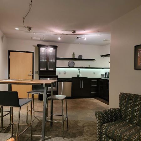 Suites At 118 Bloomington Bagian luar foto