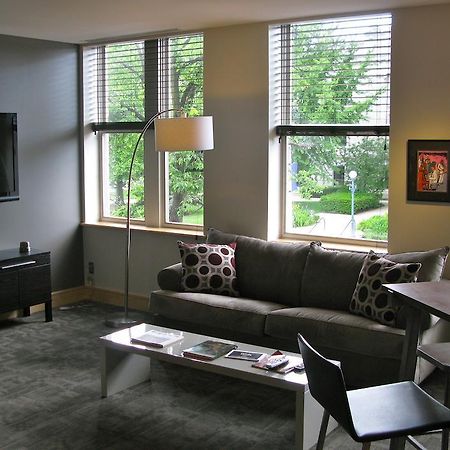 Suites At 118 Bloomington Bagian luar foto