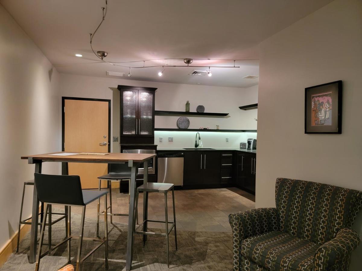 Suites At 118 Bloomington Bagian luar foto