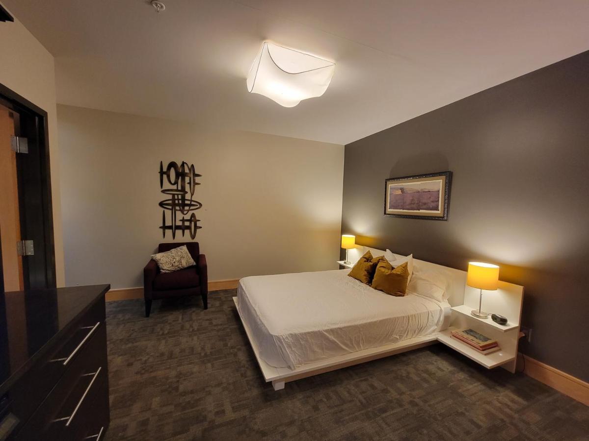 Suites At 118 Bloomington Bagian luar foto