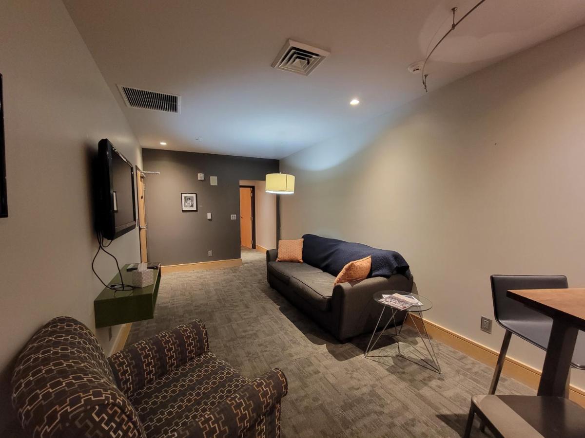 Suites At 118 Bloomington Bagian luar foto
