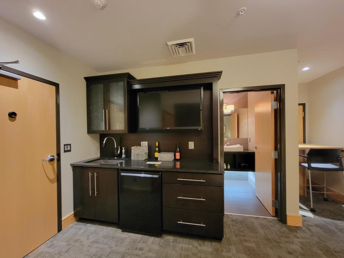 Suites At 118 Bloomington Bagian luar foto