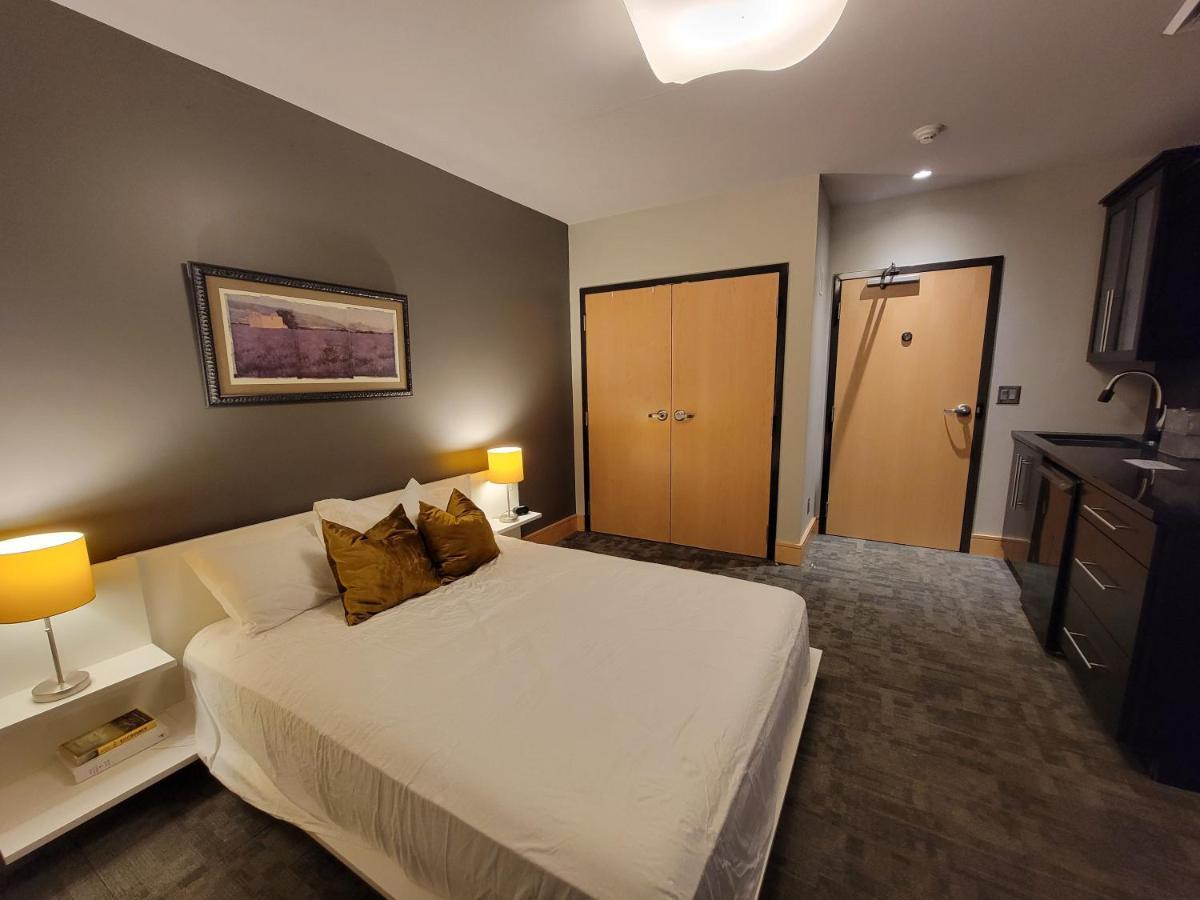 Suites At 118 Bloomington Bagian luar foto