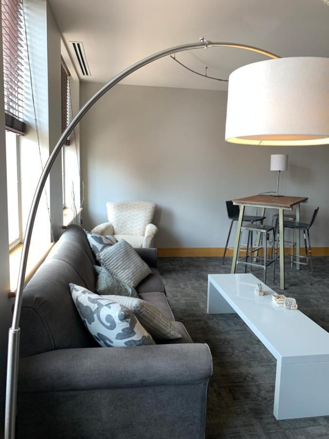 Suites At 118 Bloomington Bagian luar foto