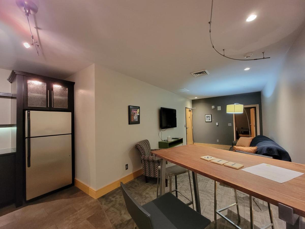 Suites At 118 Bloomington Bagian luar foto