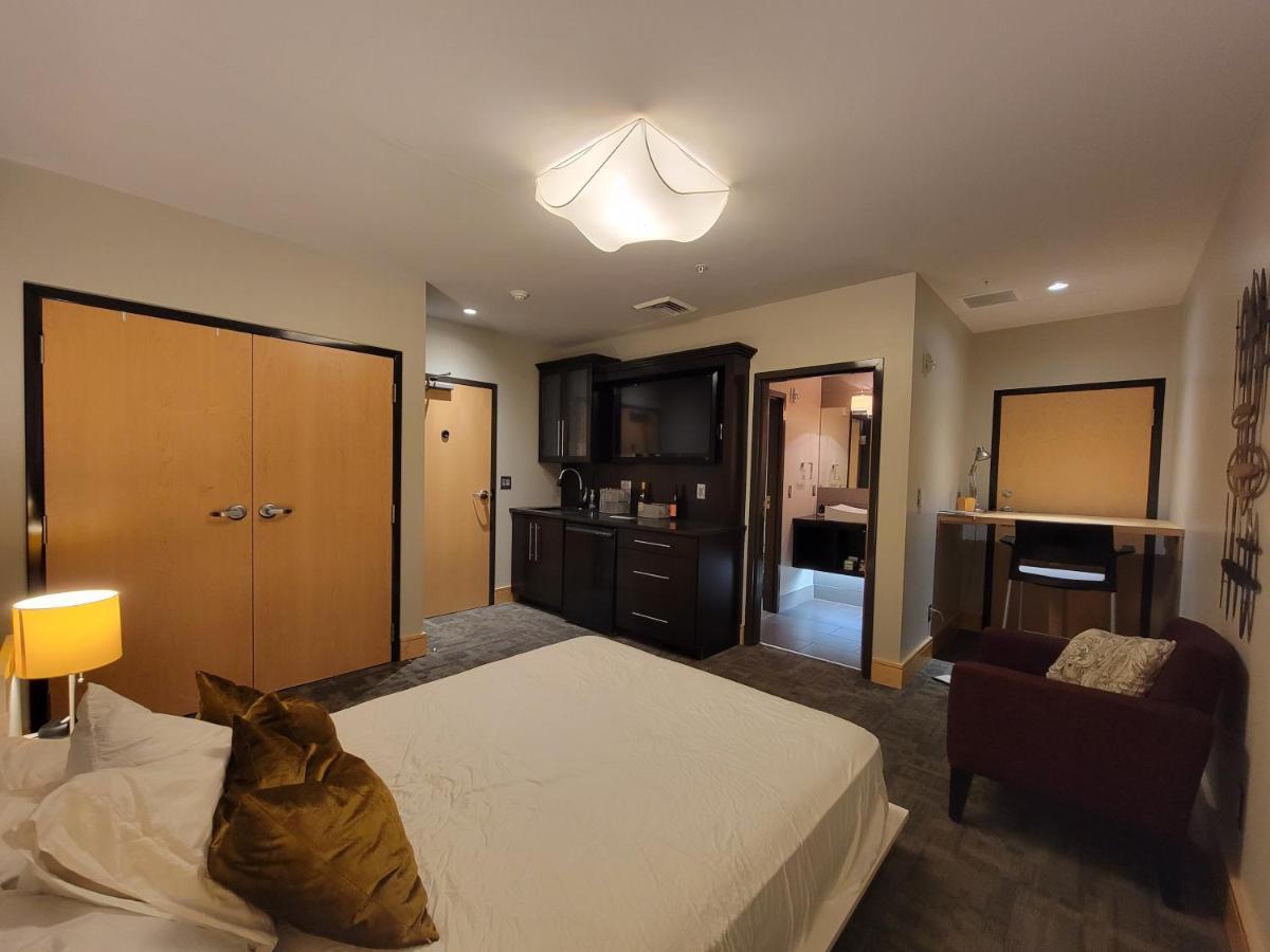 Suites At 118 Bloomington Bagian luar foto