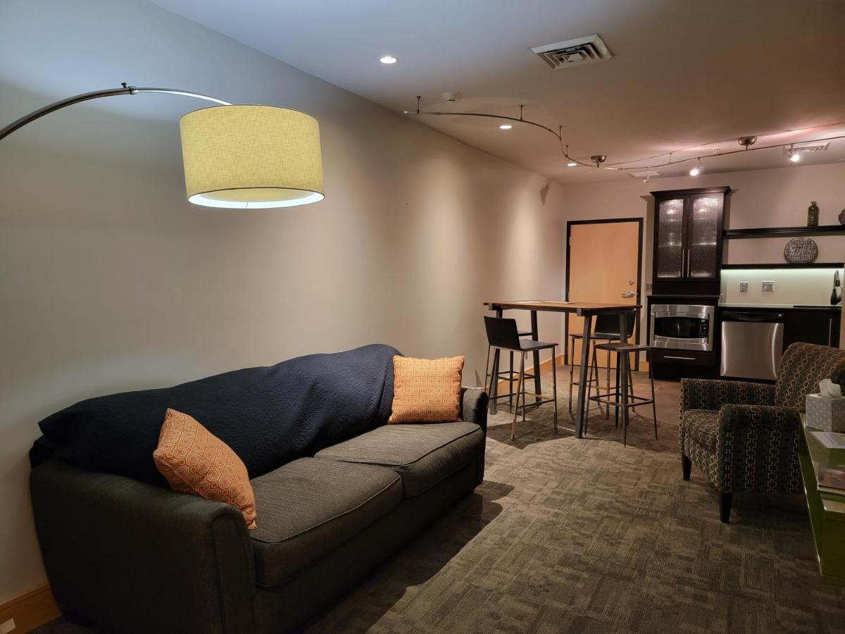 Suites At 118 Bloomington Bagian luar foto