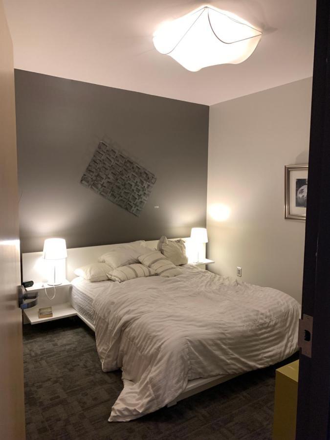 Suites At 118 Bloomington Bagian luar foto