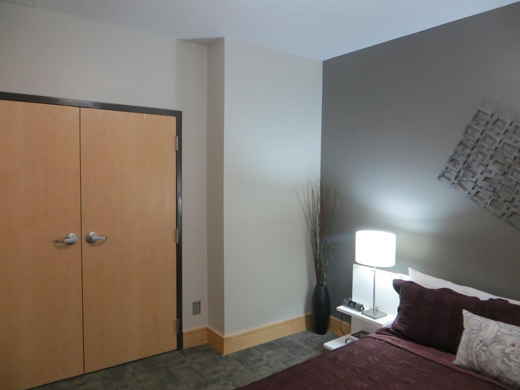 Suites At 118 Bloomington Bagian luar foto