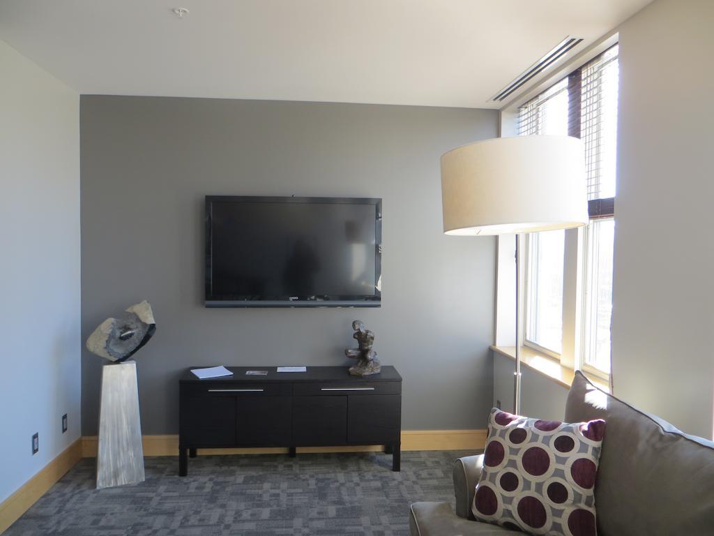 Suites At 118 Bloomington Bagian luar foto